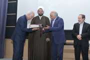 در دومین جشن بزرگ خانواده دانشکده بهداشت از بازنشستگان، کارکنان و دانش آموزان ممتاز تجلیل شد