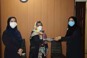 اهدای هدیه به برندگان مسابقه برای گرامیداشت روز داوطلب سلامت در مرکز بهداشت جنوب تهران