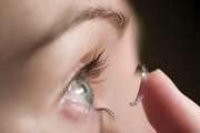 پاسخ به پرسش آیا در زمان شیوع کرونا می‌توان از لنزهای تماسی چشم استفاده کرد