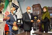 مدیرکل سلامت شهرداری تهران نشان خدمت را به مجتمع بیمارستانی امام خمینی (ره) اهدا کرد