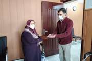 اهدای هدیه به برنده مسابقه شب یلدا در مرکز بهداشت جنوب تهران
