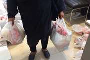 توزیع سبد مواد غذایی بین افراد نیازمند مرتضی گرد در مرکز بهداشت جنوب تهران