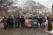 کوه پیمایی دانشجویان دختر دانشگاه در یک روز برفی برگزار شد