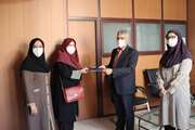 رئیس مرکز بهداشت جنوب تهران لوح تقدیر وزیر بهداشت را به مامای نمونه این مرکز اهدا کرد