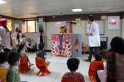 اجرای تئاتر عروسکی برای کودکان بستری در مرکز طبی کودکان