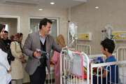 به مناسبت شب یلدا، صادق درودگر از بیماران مرکز طبی کودکان عیادت کرد