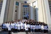 با حضور رئیس دانشکده پزشکی جشن روپوش سفید دانشجویان مهر و بهمن ۹۳ برگزار شد