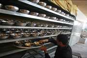 تهیه و توزیع نذری توسط یک خیر در بیمارستان ضیائیان