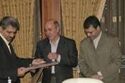 تقدیر رییس دانشگاه از دکتر آیین محمدی برای ارایه فرآیند آموزشی برتر کشوری در جشنواره شهید مطهری