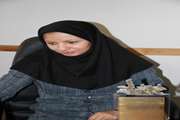 اهداء لوح تقدیر به کارشناس مرکز بهداشت جنوب تهران در مراسم رونمایی از نقشه جامع علمی نظام سلامت کشور
