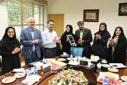اعطاء حکم بازنشستگی خانم هایده نکته دان در جلسه هیئت رئیسه دانشکده پرستاری و مامایی