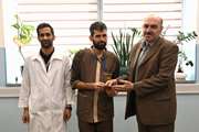تقدیر از مهدی فتحیان به عنوان کارمند نمونه آزمایشگاه مجتمع بیمارستانی امام خمینی(ره)