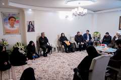دیدار مسئولان و دانشجویان دانشگاه علوم پزشکی تهران با خانواده «شهیده آیدا حیدری»
