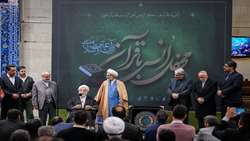 ضبط برنامه درس هایی از قرآن حجت الاسلام قرائتی با حضور شرکت کنندگان کنگره بین المللی قرآن عترت و سلامت
