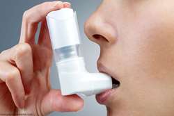 پاسخ به پرسش آیا لازم است افراد مبتلا به بیماری آسم، برای پیشگیری از ابتلا به کووید 19، اسپری تنفسی مورد استفاده را قبل از هر بار مصرف تمیز و ضدعفونی کنند 