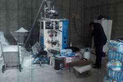 کشف و پلمپ یک واحد غیرمجاز بسته بندی نمک در روستای چیچکلو در شهرستان اسلامشهر