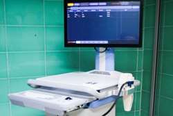 اتاق عمل رتین بیمارستان فارابی به دستگاه تصویربرداری نسل جدید مجهز شد