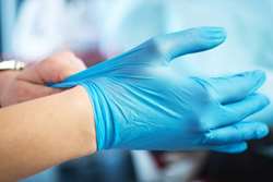 پاسخ به پرسش آیا پوشیدن دستکش برای عموم مردم جهت پیشگیری از انتقال ویروس کرونا ضروری است