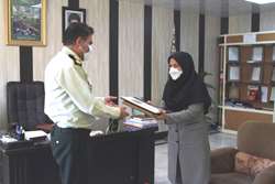 تجلیل مدیر شبکه بهداشت و درمان اسلامشهر از فرمانده نیروی انتظامی شهرستان به مناسبت هفته نیروی انتظامی