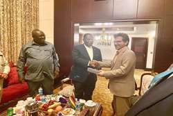 هدیه ویژه معاون رئیس جمهور زیمبابوه به دکتر سید ناصر عمادی، پزشک بدون مرز و عضو هیئت علمی دانشگاه علوم پزشکی تهران 