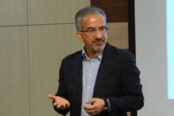 نشست دانش‌افزایی استادان با موضوع خودآگاهی در دانشکده داروسازی برگزار شد