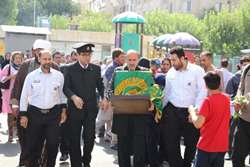 حضور خادمان آستان قدس رضوی با پرچم گنبد امام رضا(ع) در مرکز طبی کودکان