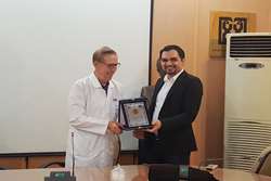 سومین جایزه دکتر یحیی دولتی به دکتر شاهین حمزه لو اهدا شد