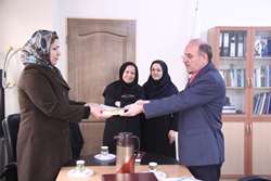 اهداء جوایز به دو برنده مسابقه پیامکی معاونت بهداشت به مناسبت هفته ملی مبارزه با سرطان در شهرستان اسلامشهر