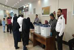 حضور کارکنان و بیماران بیمارستان فارابی پای صندوق رای