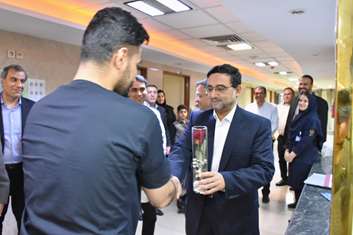 گزارش تصویری تجلیل رئیس دانشگاه علوم پزشکی تهران از پرستاران بیمارستان شریعتی با اهدای گل