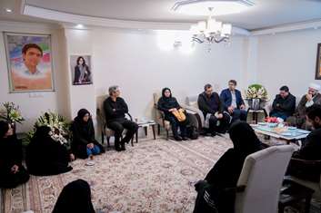 دیدار مسئولان و دانشجویان دانشگاه علوم پزشکی تهران با خانواده «شهیده آیدا حیدری»