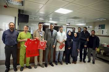 عیادت مدیرعامل و عوامل باشگاه فرهنگی - ورزشی پرسپولیس از مصدومان جنگ تحمیلی آمریکایی - صهیونی و قدردانی از کادر درمان