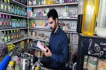 بازدید کارشناسان غذا و دارو شبکه بهداشت و درمان ری، از عطاری ها با هدف پیشگیری از بیماری‌های غیرواگیر و کنترل فشار خون