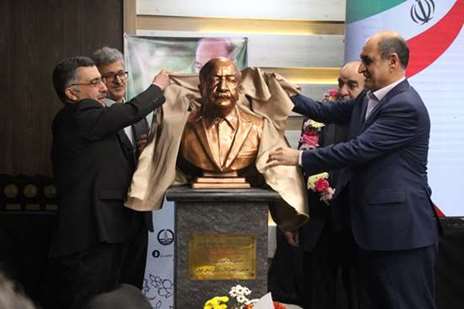 رونمایی از سردیس استاد ممتاز دانشگاه علوم پزشکی تهران در رشت