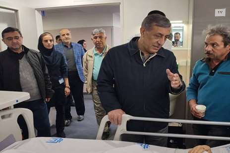 عیادت معاون اجرایی رئیس‌جمهور از مجروحان حادثه اخیر در یکی از بیمارستان‌های دانشگاه علوم پزشکی تهران