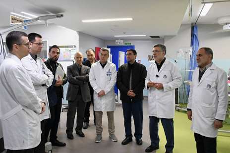 بازدید وزیر بهداشت از یکی از بیمارستان‌های پایتخت و عیادت از مجروحان بستری در این مرکز درمانی