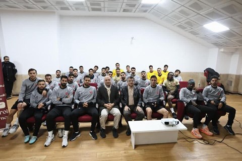 آموزش تخصصی عضو هیئت علمی دانشگاه علوم پزشکی تهران به بازیکنان تیم فوتبال پرسپولیس با موضوع تغذیه و مکمل‌های ورزشی  