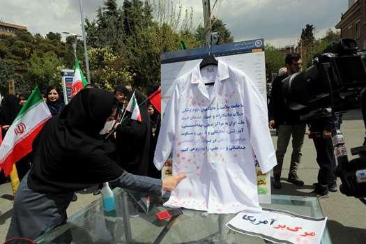 تجمع دانشگاهیان و کادر سلامت در مجتمع بیمارستانی امام خمینی برای محکومیت حملات به مراکز درمانی