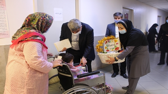 به کودکان بستری در مرکز طبی کودکان هدیه نوروزی اهدا شد. 