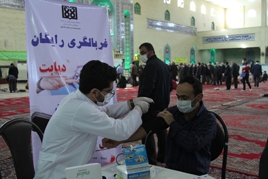 استقرار واحد سیار واکسیناسیون کرونا و ایستگاه سلامت در مصلی نماز جمعه شهرستان اسلامشهر به مناسبت روز پرستار 