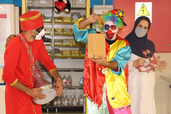 به مناسبت میلاد حضرت علی اکبر(ع) و در آستانه سال نو خیرین جوان با اجرای برنامه‌های شاد کودکانه لحظاتی شاد برای کودکان بیمار ساخت 