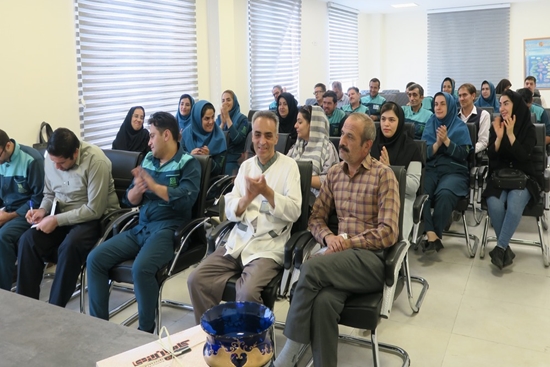 نشست صمیمانه مدیر بیمارستان روزبه دانشگاه علوم پزشکی تهران با کارکنان خدمات؛ تأکید بر تلاش، حقوق گیرندگان خدمت و انگیزه و حس خوب 