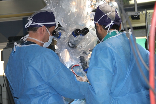 پخش زنده جراحی توده مغزی بیمارستان سینا بر روی آنتن شبکه سلامت  