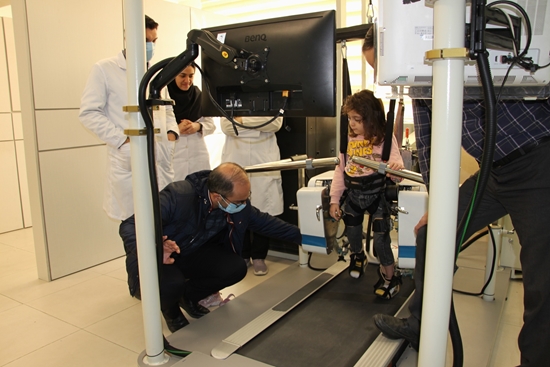 برای اولین بار ربات گام‌برداری ساخته شده به دست جوانان ایرانی، به همت خیرین در کاردرمانی مرکز طبی کودکان به کار گرفته شد. 