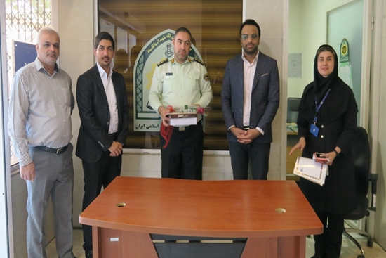 رئیس و مدیر بیمارستان روزبه از کارکنان نیروی انتظامی با اهدای گل و شیرینی قدردانی کردند 