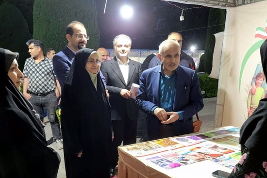 دکتر فرشیدی، معاون بهداشت وزارت بهداشت درمان و آموزش پزشکی از غرفه‌های دانشگاه علوم پزشکی تهران در سلامت شهر بوستان لاله بازدید  