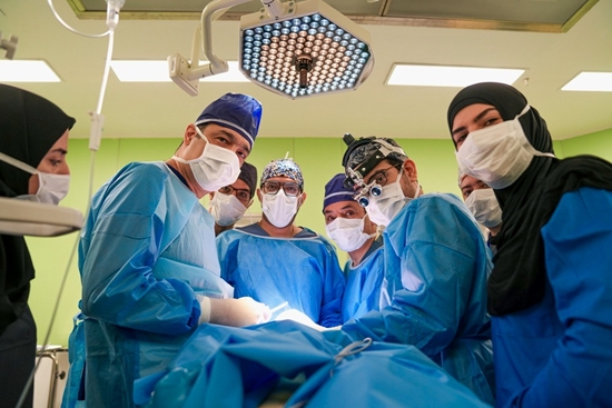 جراحی رایگان بیماران شکاف لب در یک روز در بیمارستان کودکان حکیم دانشگاه علوم پزشکی تهران 
