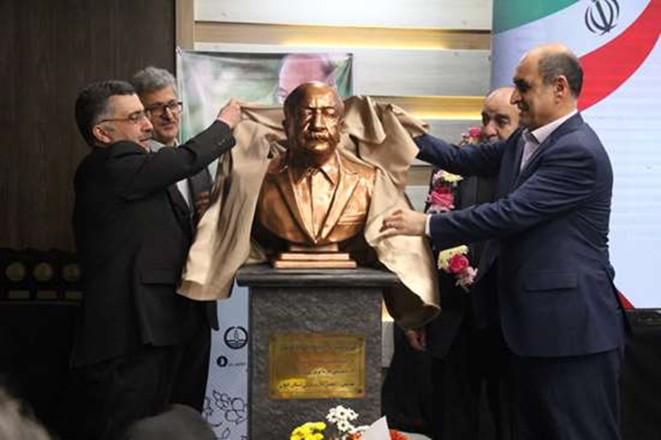 رونمایی از سردیس استاد ممتاز دانشگاه علوم پزشکی تهران در رشت