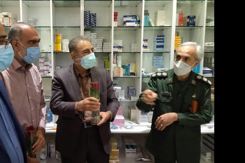 قدردانی کارکنان داروخانه 13 آبان روز داروسازی فرمانده بسیج ادارات تهران بزرگ و ریاست دانشکده داروسازی دانشگاه علوم پزشکی تهران 