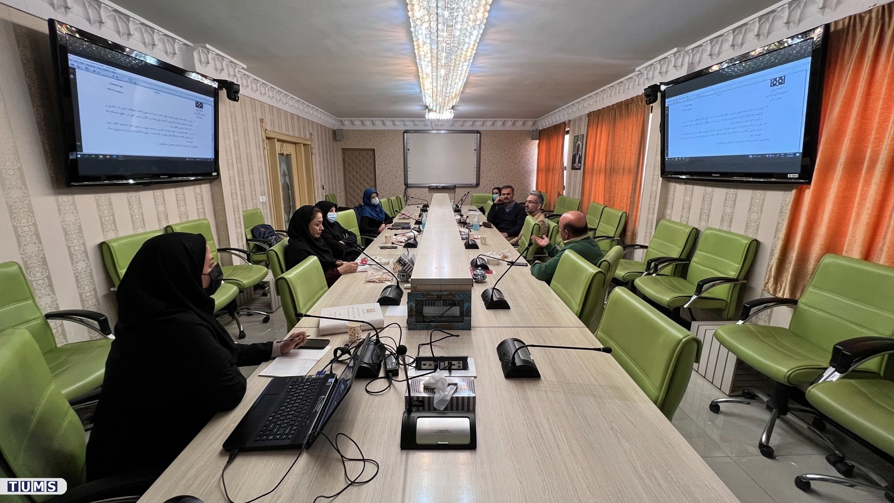 نشست اعضای هیئت رئیسه دانشکده طب ایرانی دانشگاه علوم پزشکی تهران 